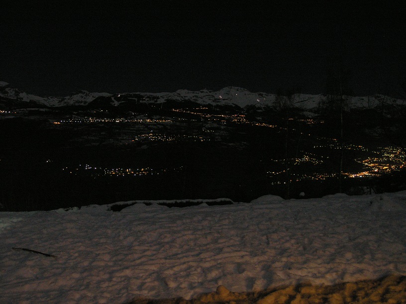   Vue la nuit sur Sierre, Cran Montana.JPG