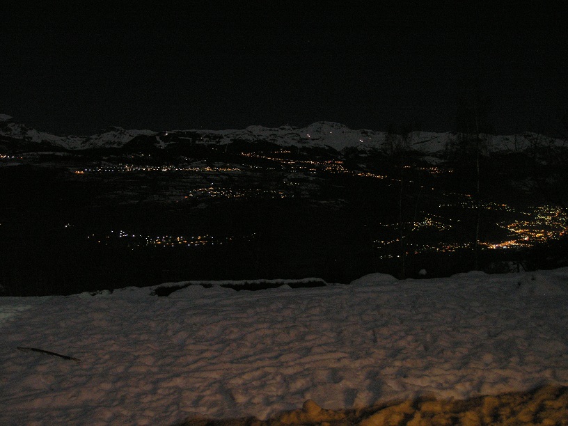   Vue la nuit sur Sierre, Cran Montana.JPG
